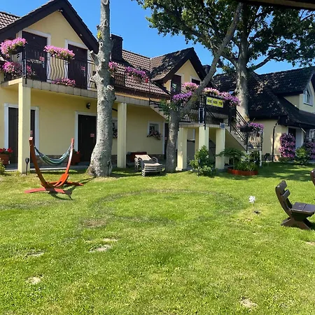 Pod Szumiacym Debem Проживание в семье Гонски