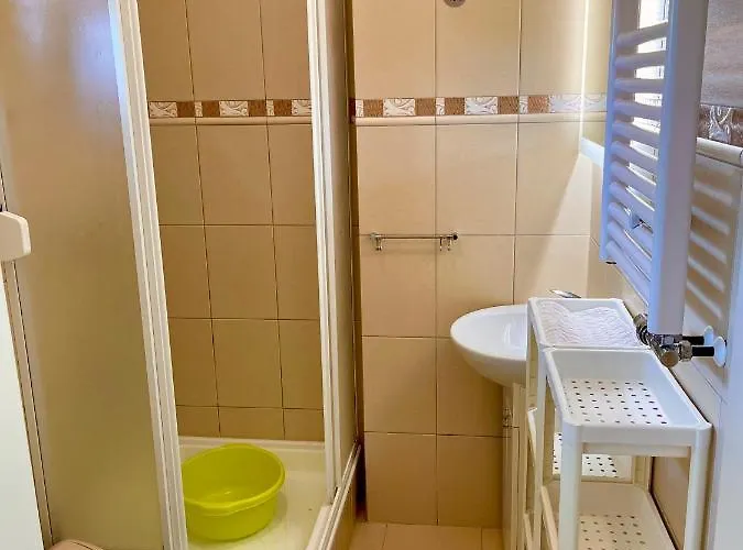 Pod Szumiacym Debem Проживание в семье Гонски