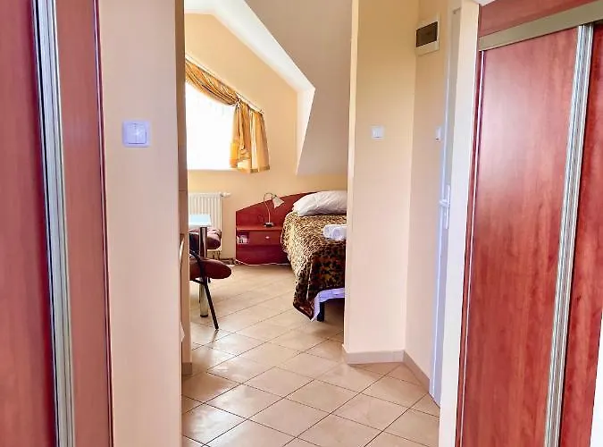 Pod Szumiacym Debem Проживание в семье Гонски