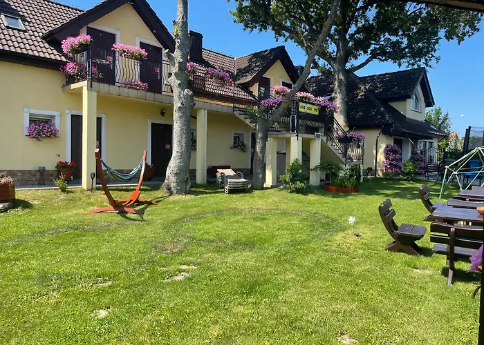 Pod Szumiacym Debem Проживание в семье Гонски